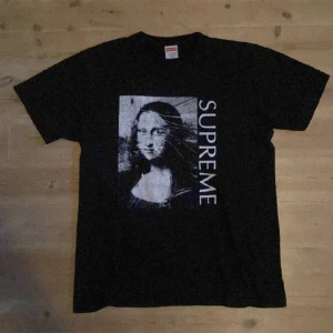 Supreme T-shirt  - Supreme T-shirt. Skick 9/10. Tröjan baksida är svart. Storlek M kan passa L också. Hör av dig vid intresse.