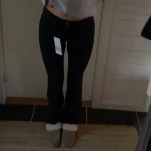 low rise Zara jeans  - Jötte snygga Zara jeans! Färgen är lite mer grå än på bilden då dom är använda! Bra skicka och super snygga