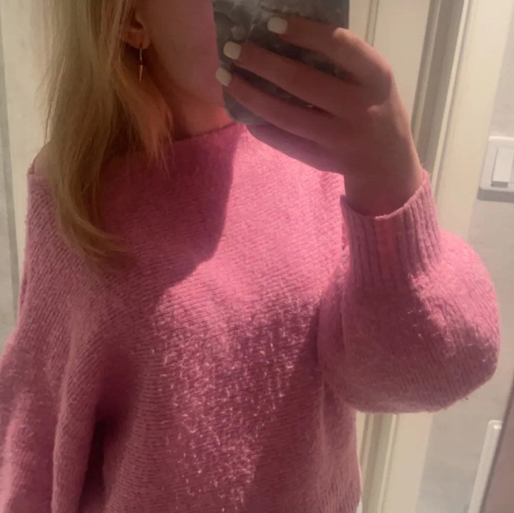 Jättefin rosa stickad tröja från Vero Moda 💗 Köpte i höstas och är knappt använd, därav säljer jag den! Skriv om du vill ha mer info eller bilder!. Stickat.