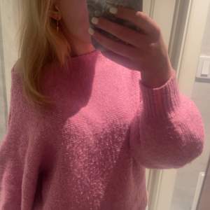 Jättefin rosa stickad tröja från Vero Moda 💗 Köpte i höstas och är knappt använd, därav säljer jag den! Skriv om du vill ha mer info eller bilder!