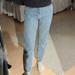 Blå jeans  - Blå jeans från bikbok, använda men i bra skick. Passar mig i längden som är 160cm
