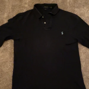 Polo Ralph Lauren långärmad pike - Hej, Ja säljer min långärmade Pike i ett mycket bra skick, nypris är 1500kr mitt pris e endast 499, först till kvarn. Hör av er vid frågor!