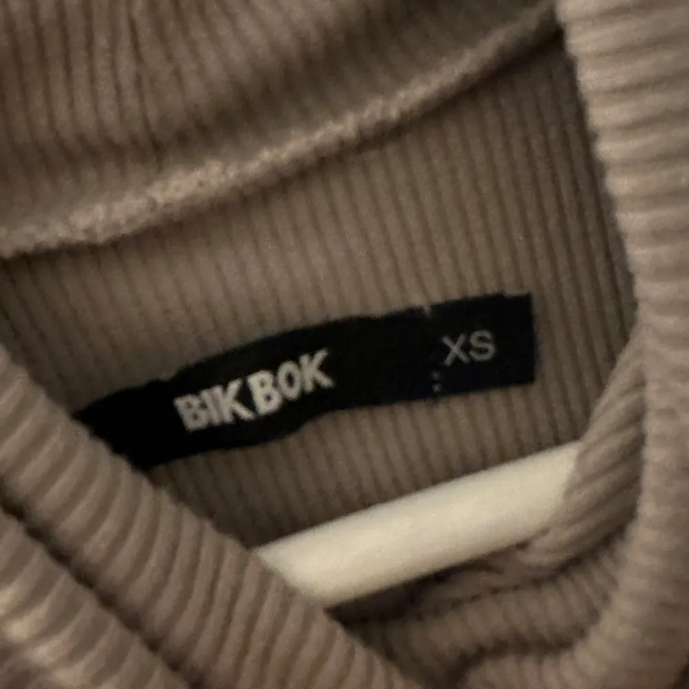 Beige turtleneck tröja från BikBok. Använd fåtal gånger, jätte fint skick. Storlek XS. Säljer eftersom det inte är min stil längre💕. Toppar.