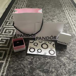 Hej jag säljer min helt nya Pandora ring självklart så ingår orginal förpackning Frågor vid dm🙌