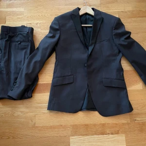 Smoking - Säljer denna smokingen i toppskick utan defekter | Storlek 48 motsvarar S-M | Ingår: överdel och underdel | vid fler funderingar eller bilder kontakta mig i DM😊