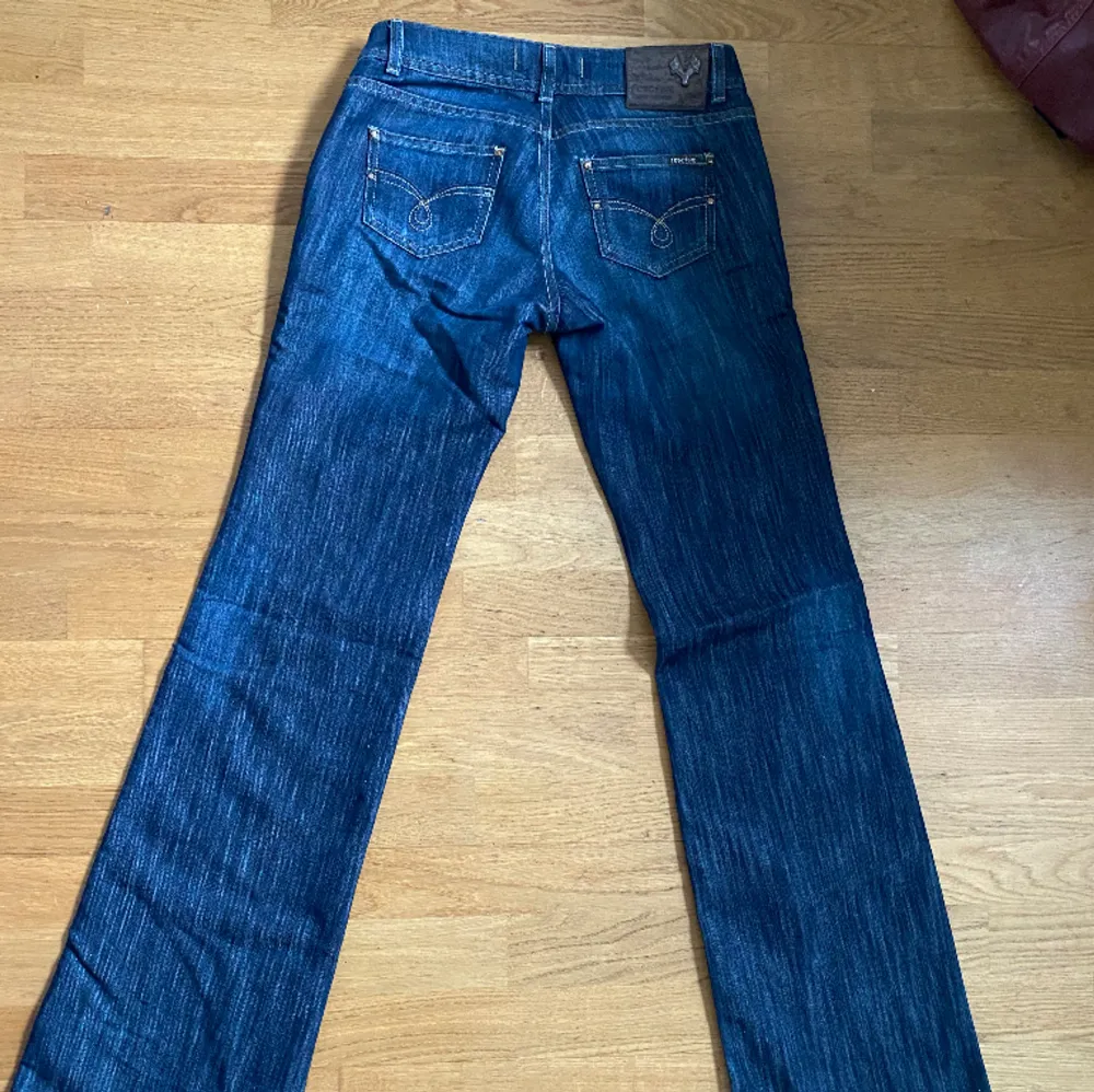 As snygga lågmidjade bootcut jeans som tyvärr blivit försmå för mig. Midjemått 38 cm Innerbens längd 86 cm. Jeans & Byxor.
