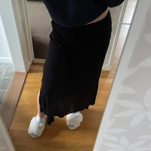 Lång kjol - En lite längre kjol med slits i sidan, i storlek S från Gina. Använd en gång, som ny💞