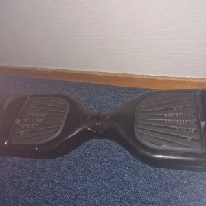 Storgatan 69 - Hower bord denna är perfekt kör snabbt men pipar lite när de kör snabbt lite trasig mot sidorna med fungerar bra men utan laddare men ni kan få en elskoter laddare för 30 kr med Hower borden