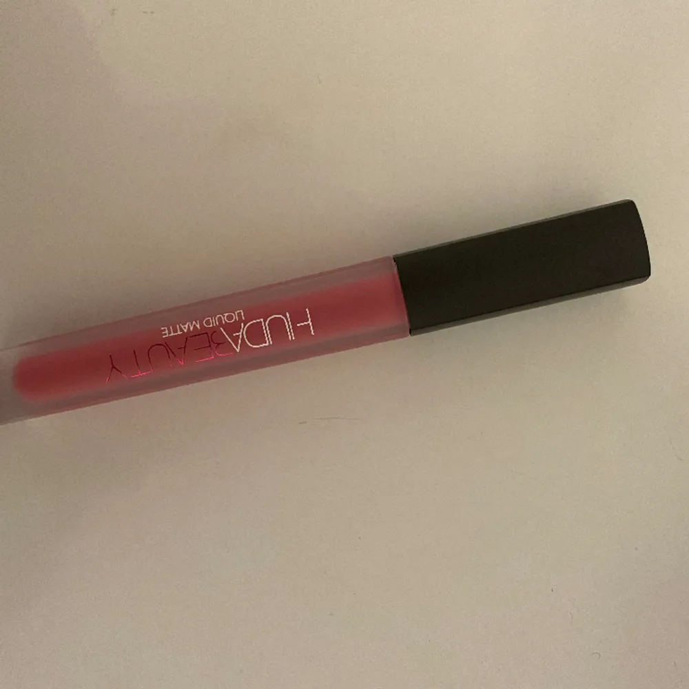 Aldrig använd! HudaBeauty Liquid Matte Lipstick i färgen Gossip Gurl. En superfin rosa färg! Full size.. Övrigt.