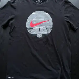 Säljer en Nike t-shirt i storlek M.  Tveka inte på att höra av dig om det är någon fundering😁