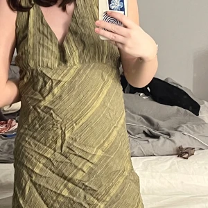 Klänning  - Säljer denna fantastiskt fina halter-klänningen köpt på Humana! Aldrig använd då den är för stor för mig 🙌🏼 Storlek M ungefär