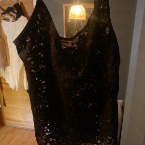 Spets linne - Jätte fint spets linne. Trendig topp som är andvänd en gång. 💋💋💋💋💋💋