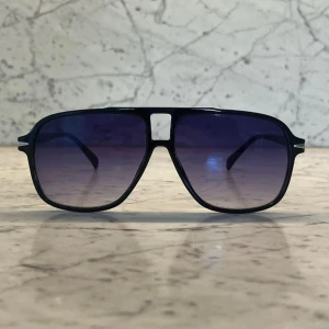 Solglasögon Grisch - Snygga grisch solglasögon med en lila toning som ger ett lyxigt intryck, helt nya 