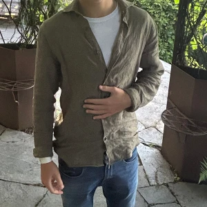 Linne skjorta - Tja säljer nu min feta linne i skjorta ifrån matinique perfekt nu till våren! Skjortan är använd men i perfekt skick. Jag på bilden är 180❕ hör av dig vid fler funderingar