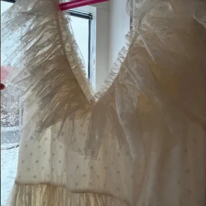 Student klänning!!! - Jag säljer nu en jätte fin student klänning som jag köpte av en jätte fin tjej här på Plick, den är oanvänd, med ettiketer kvar. Den va förstor för mig, så därför säljer jag den vidare.  Den liknar lite by malina. 