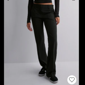 Lågmidjade kostymbyxor  - Säljer dessa poplulära lågamidjade kostymbyxor från Nelly. Som är helt slutsåld i strl 32. Dom är oanvända så helt nya kan man säga. 350kr + frakt som köparen står för! Pris kan diskuteras 