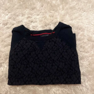 Tommy hilfiger tröja - Jättefin tröja från Tommy hilfiger, den är liten i storleken och använd fåtal gånger☺️