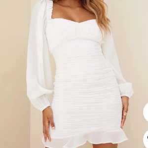 Student/ skolavslutningsklänning  - Fin klänning har aldrig använt den storleken är L men tycker att de är en M