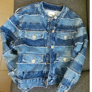 Sandro Jeans jacka  - Säljer nu denna snygga jacka från Sandro i ett mycket bra skick, nästan aldrig använd. Ny pris är ca 4000 kr.