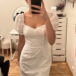 Vit klänning/studentklänning - Hej hej  Valde att ej ha denna på studenten så säljer den vidare till någon som förhoppningsvis kan dra någon nytta av den. Aldrig använd och i topp skikt   Frakt tillkommer