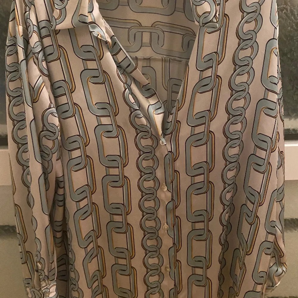 Skjorta från Zara storlek L.Använd en gång säljes för 120 kron . Blusar.