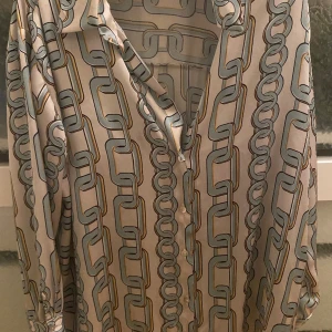 Skjorta från Zara  - Skjorta från Zara storlek L.Använd en gång säljes för 120 kron 