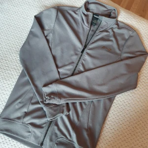 A-Z tränings zip - En grå tränings zip-up av Zlatans märke A-Z. säljer då den aldrig kommer till användning utan bara använd ett fåtal gånger, därför i väldigt bra skick. Nypris är 499 men jag säljer för 100. Pris går dock att diskutera 🙌