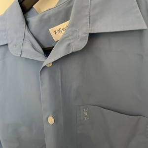 Yves Saint Lauren Skjorta - Fräsch kortärmad ysl skjorta till sommaren Storlek S Nyskick