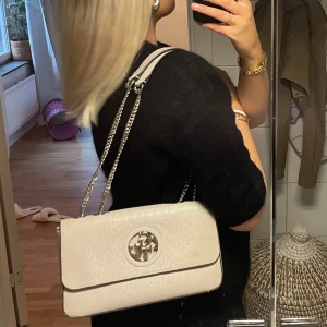 Guess väska - Säljer min äldre Guess väska då den inte kommit till användning på några år. Orginalpris 1299:-. Yttre delen av väskan är i nyskick fortfarande däremot är insidan i bra skick (få skavanker). Meddela mig för bättre bilder💓