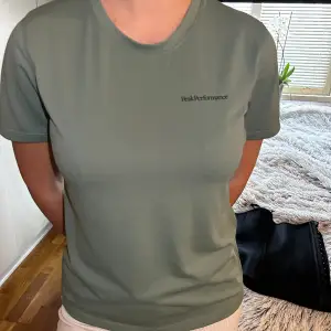 Jätte unik och fin peakpreformans t-shirt . Aldrig använd inga deffekter 