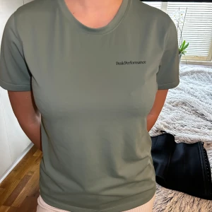 Peakpreformance tröja  - Jätte unik och fin peakpreformans t-shirt . Aldrig använd inga deffekter 