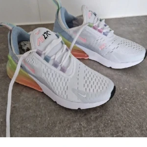 Airmax nike 270 - Testade 10 min i torr väderlek på asfalt.  SÅ snygga, size 36 en riktig IT-sko, passar till ALLT.   Limiterad upplaga, SÅ läckra!   Innermått i cm; 23 cm  NYPRIS över 2000:-