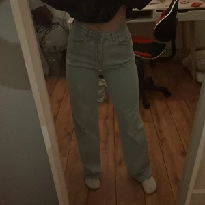 Jeans - Ljusblå jeans från madlady i storlek 32. Jättebra skick utom den ljusare fläcken på ena låret som ej går bort men det märks inte tydligt ute. Skriv för fler bilder!💞