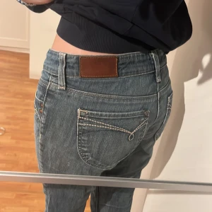 Söta jeans!! - Fina skinny jeans med slits (se bild 2) och super snygga fickor och detaljer Midjemått rakt över: 36,5cm Innerbenslängden: 77cm Defekter: Är slitna vid grenen (se bild 3) men inget man tänker på. Köpta för 350kr, Bara att höra av er vid fler frågor!💗