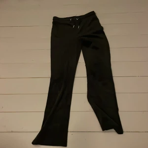 mjukis byxor - har fickor på baksidan. är ifrån ginatricot. är använd ca 3 gånger. lite sliten nere på kanten. lite gråa på knäna för lite slitna där också. det är priset plus frakt så alla vet. t.ex detta 50 + fraket.