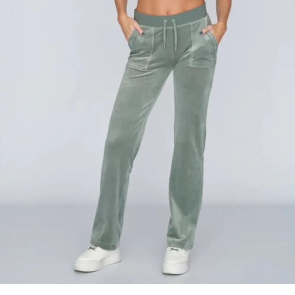 Jag säljer ljus gröna juicy couture byxor i storlek M. Jag säljer dem då jag inte använder dem och dom är använda endast 1 gång. Så det är alltså helt nytt skick på byxorna . Jeans & Byxor.