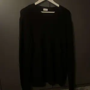 Säljer nu min john henric tröja som är i 90% wool och 10% cashmere! Skicket är väldigt bra lite nopprig men kan tas bort, Cond 8/10. Nypris 999kr mitt pris är 300kr