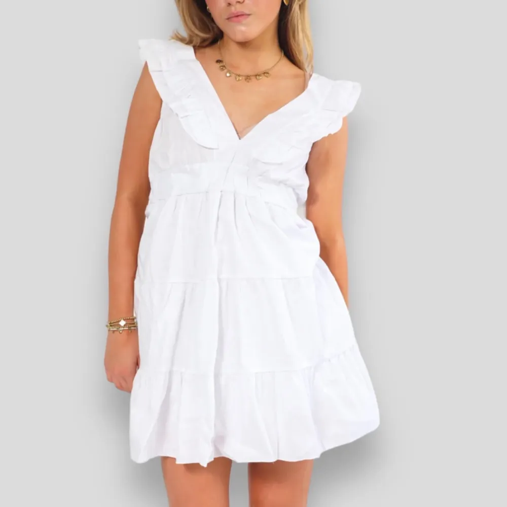 Så söt vit klänning från meet me there. Endast använd på en skolavslutning💗 Nypris: 550kr. Klänningar.