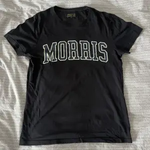 Mörkblå Morris T-Shirt med tryck på bröstet  Nypris: 250kr  Skick: Bra, normalt använd, inga synliga brister 