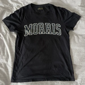 Morris T-Shirt - Mörkblå Morris T-Shirt med tryck på bröstet  Nypris: 250kr  Skick: Bra, normalt använd, inga synliga brister 