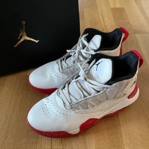 Jordan Stay Loyal (GS) - Skor från Nike-Jordan Köpta på Footlocker för 1199 kr Använda men fortfarande i mycket bra skick Lådan till skorna ingår Kom privat för fler bilder 