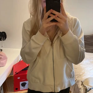 Hoodie  - Hoodie strl M, sparsamt använd!! 60 kr+frakt, möts även upp i Stockholm 💗💗