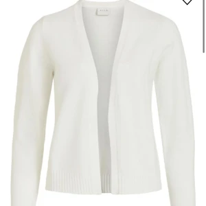 Stickad kofta - En stickad kofta från Vila i använt skick, jätte fin kofta säljer pågrund av att den är för liten för mig❤️ Nypris 350, det är storlek S men skulle säg att den sitter som en xs/s