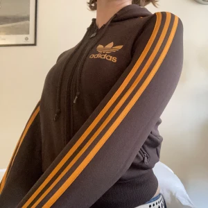 Brun adidias hoodie🤭 - Jättesnygg brun adidas hoodie. Storlek 36. Super flattering passform! Om ni har någon fråga är det bara att skriva😘