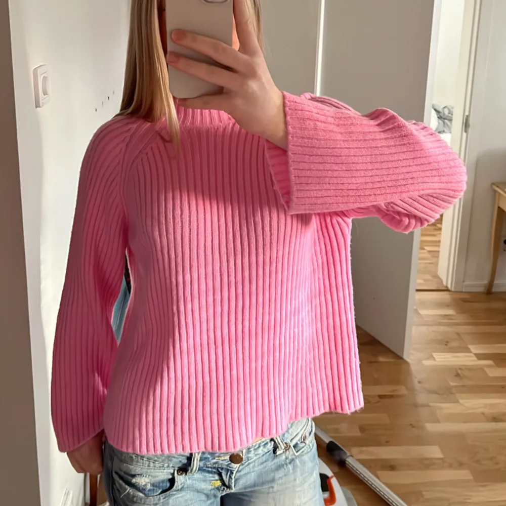 ”Kanatalla knit pullover” i färgen pink frosting från märket KAFFE😍 Nypris 799kr. Aldrig använd lapparna kvar!!!. Tröjor & Koftor.