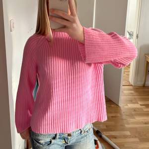 ”Kanatalla knit pullover” i färgen pink frosting från märket KAFFE😍 Nypris 799kr. Aldrig använd lapparna kvar!!!