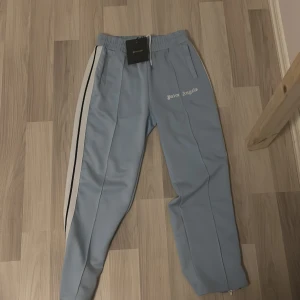 Palm angels byxor - Säljer dessa riktigt feta Palm angels byxorna, skicket är 9/10 inte använt ute bara hemma någr gånger