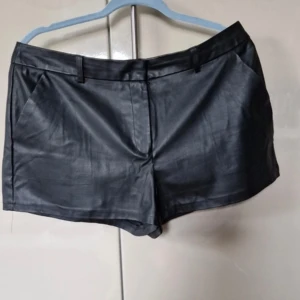 Skinn shorts - Snygga lågmidjade shorts i skinn-liknande material. Jätte snygga men tyvärr lite stora på mig.