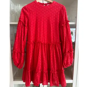 Fin röd klänning med volang detaljer. Från Gina Tricot i storlek 34. 💕