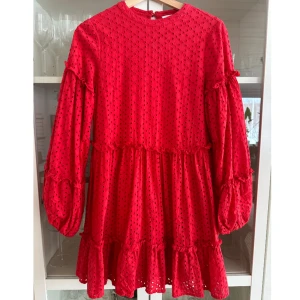 Röd klänning med volanger - Fin röd klänning med volang detaljer. Från Gina Tricot i storlek 34. 💕